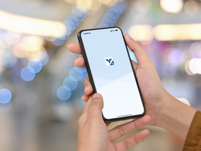 hausbanking App startet auf dem Screen eines Smartphones in den Händen einer Person.